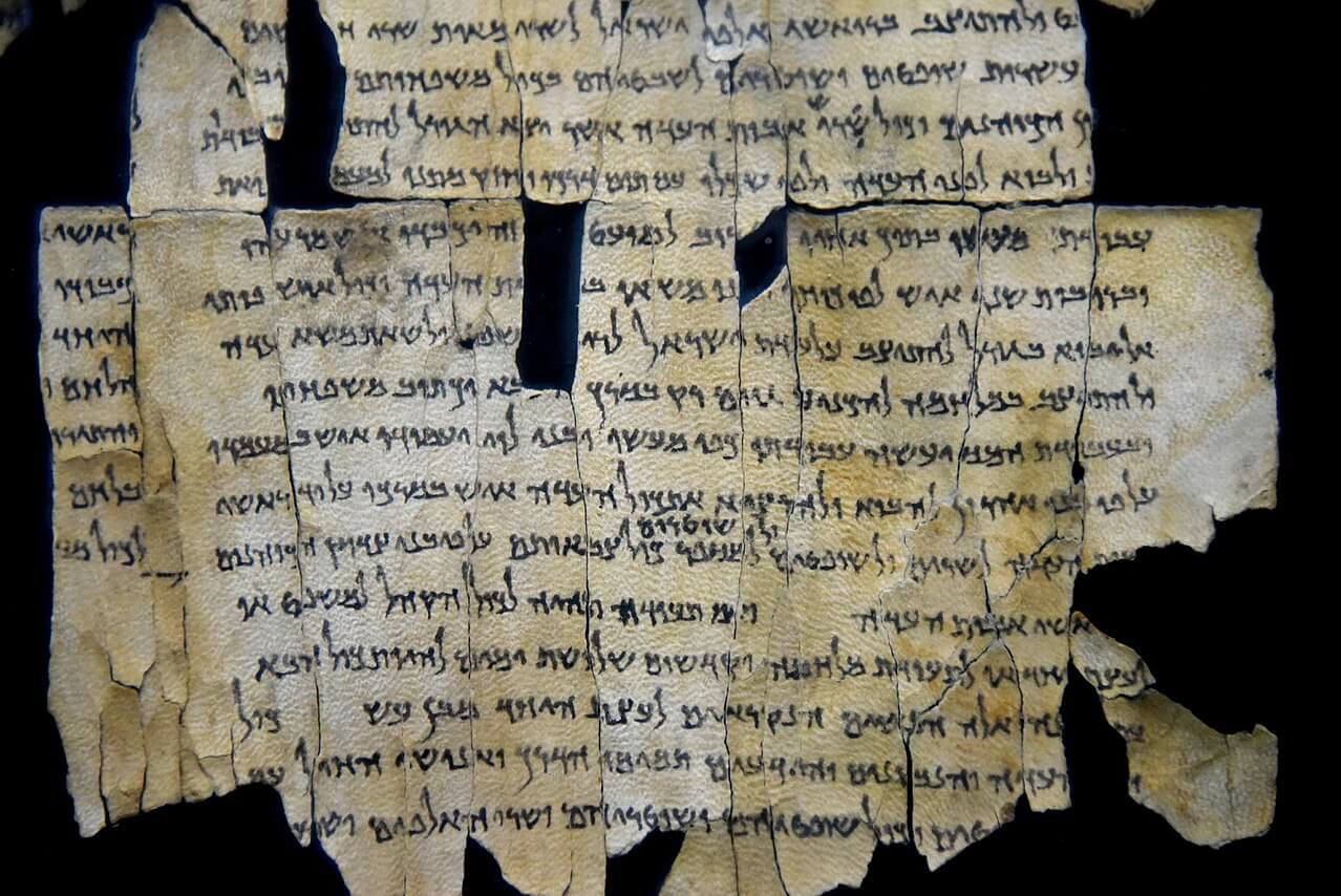 1280px-Part_of_Dead_Sea_Scroll_28a_from_Qumran_Cave_1._The_Jordan_Museum_Amman